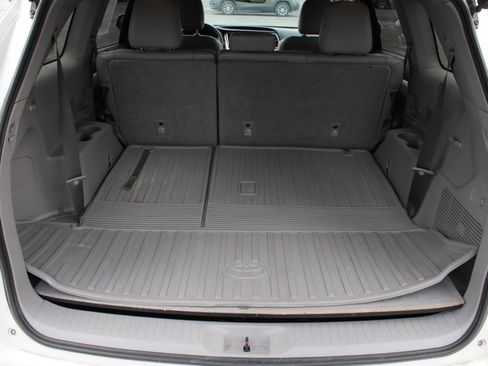 Used 2019 Toyota Highlander XLE AWD/4WD image 8