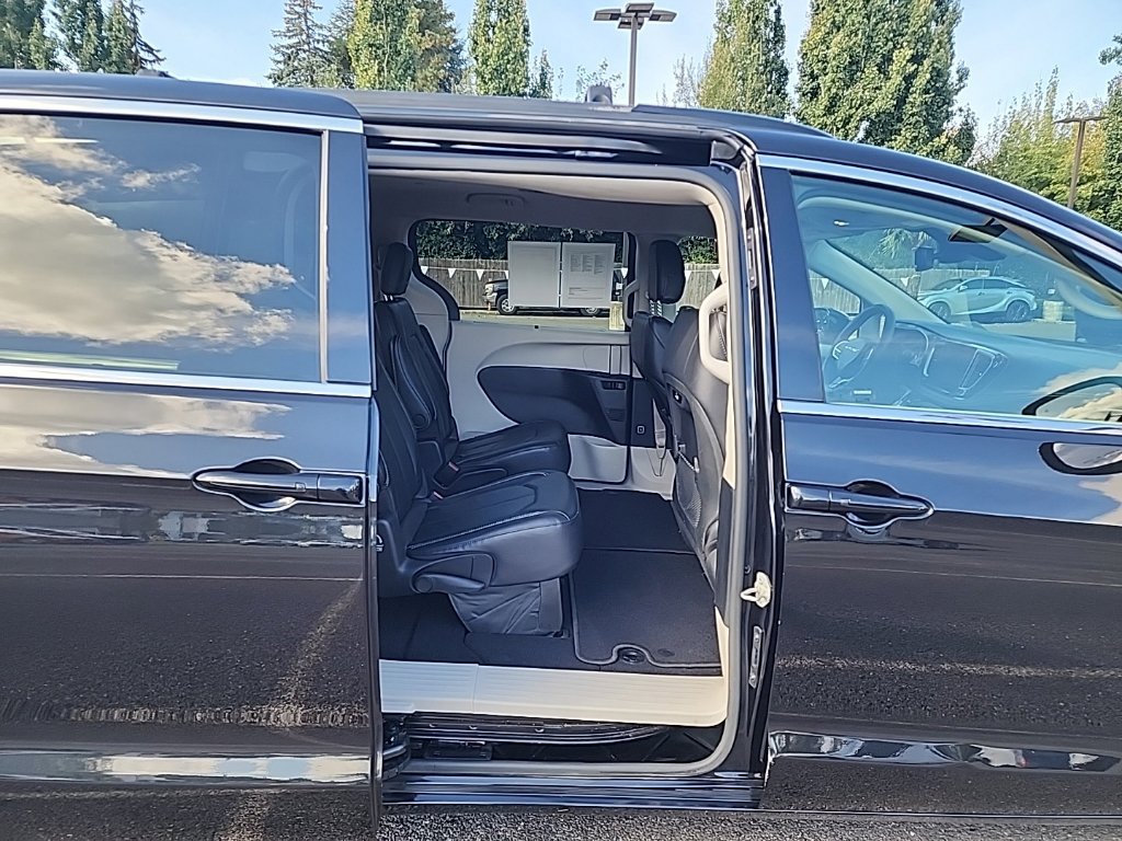 Used 2022 Chrysler Pacifica Touring-L FWD image 16