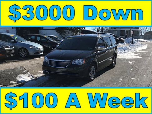 Used 2014 Chrysler Town & Country Touring-L image 1