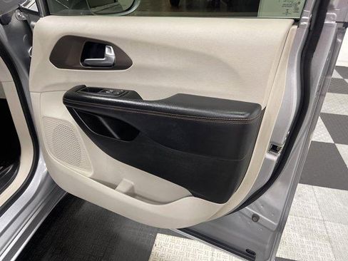 Used 2018 Chrysler Pacifica Touring-L FWD image 16