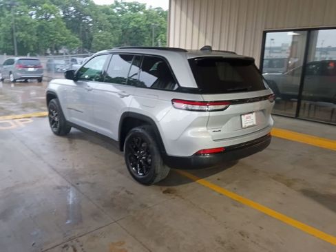 Used 2025 Jeep Grand Cherokee Altitude AWD/4WD image 8