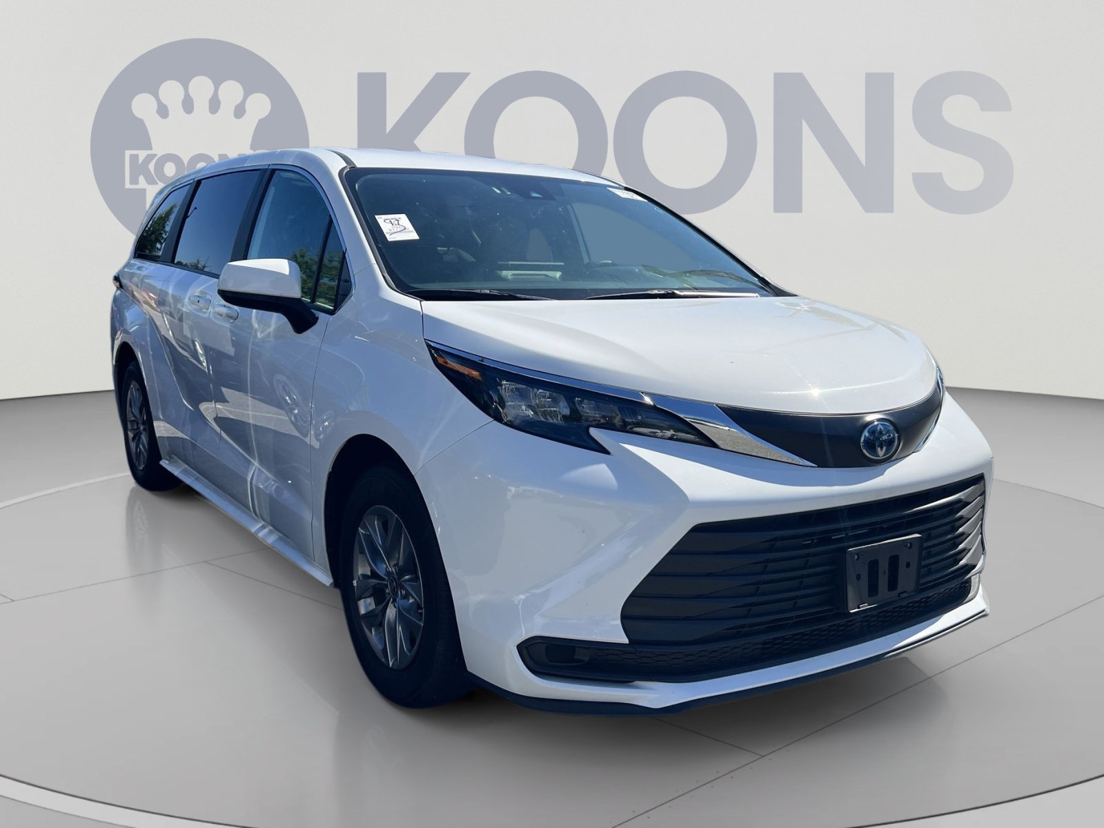 Used 2025 Toyota Sienna LE FWD image 5
