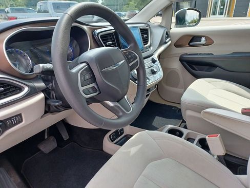 Used 2017 Chrysler Pacifica Touring FWD image 10
