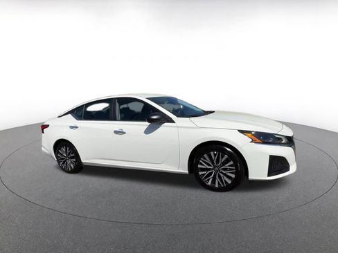 Used 2025 Nissan Altima 2.5 SV FWD image 2