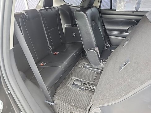 Used 2023 Toyota Highlander L image 29