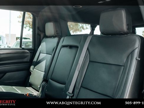 Used 2024 Chevrolet Suburban LT RWD image 39