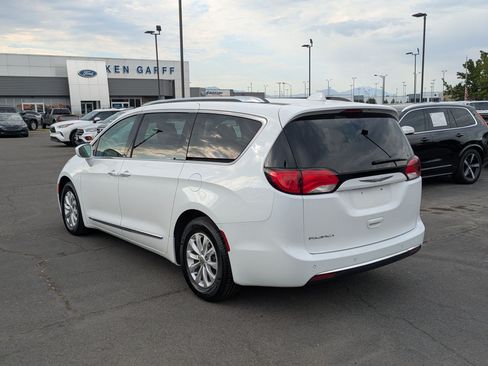 Used 2018 Chrysler Pacifica Touring-L FWD image 8