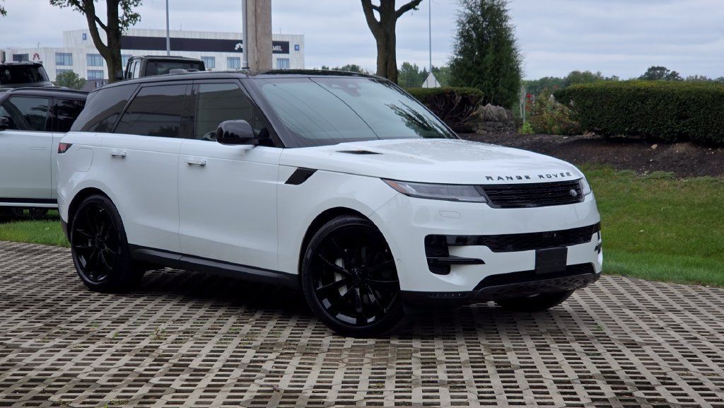 Used 2024 Land Rover Range Rover Sport SE AWD/4WD image 3