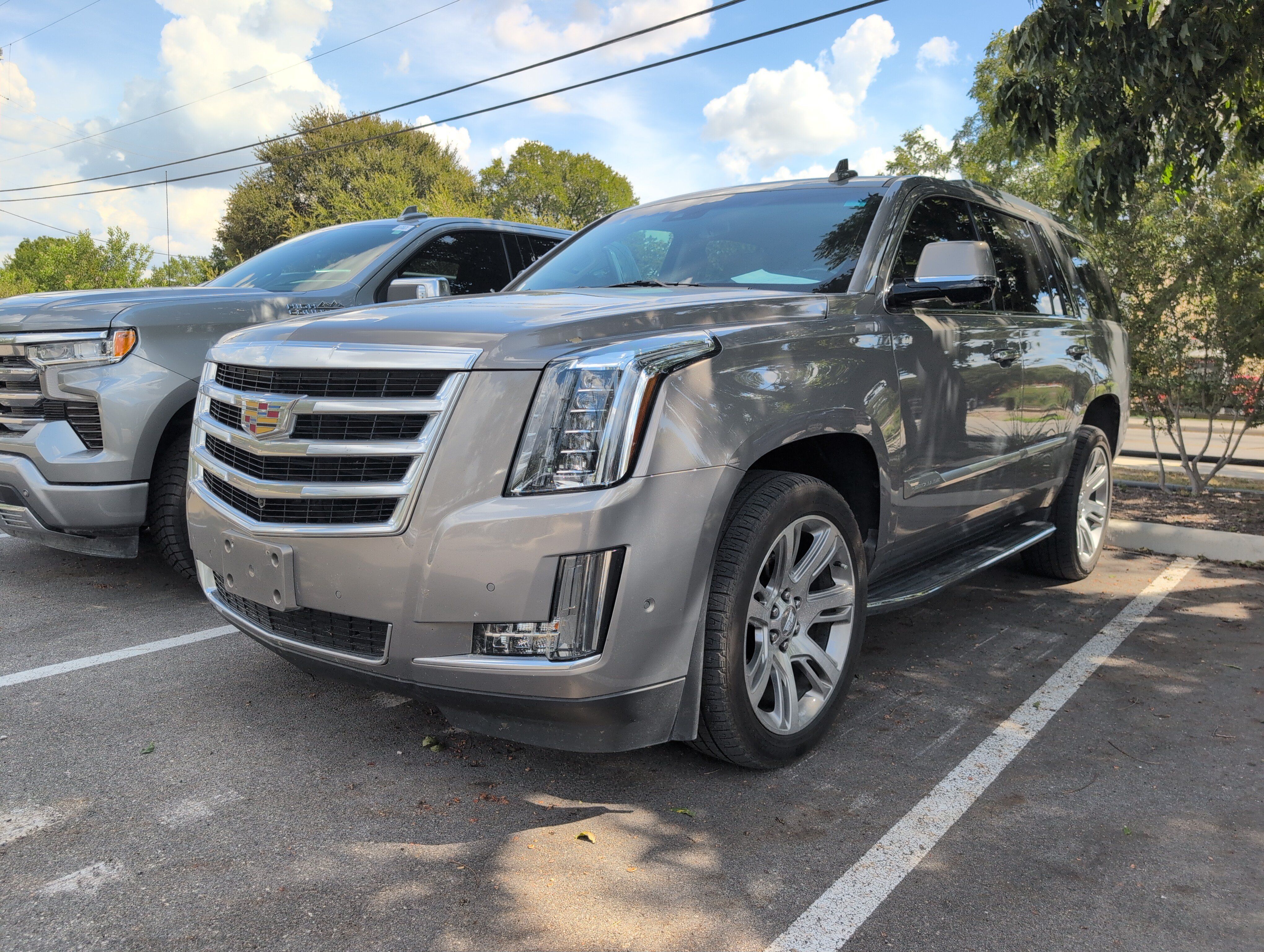 Used 2019 Cadillac Escalade Luxury RWD image 1