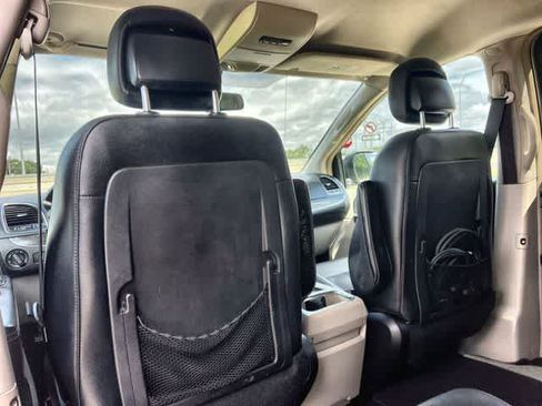 Used 2015 Chrysler Town & Country Touring w/ Driver Convenience Group FWD image 13