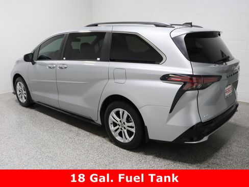 Used 2023 Toyota Sienna XSE image 9