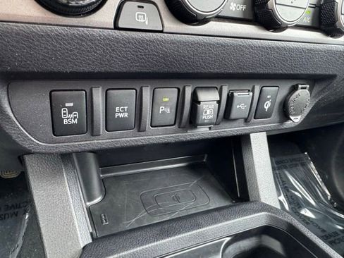 Used 2022 Toyota Tacoma TRD Off-Road w/ TRD Premium Off Road Package image 18