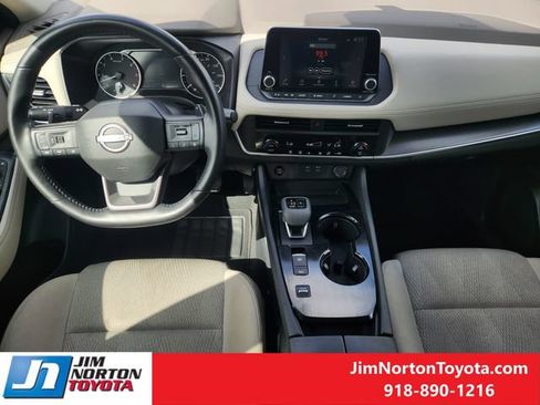 Used 2025 Nissan Rogue SV FWD image 25