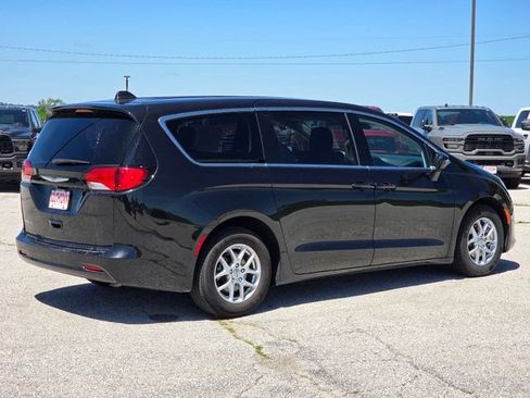 Used 2023 Chrysler Voyager LX FWD image 8