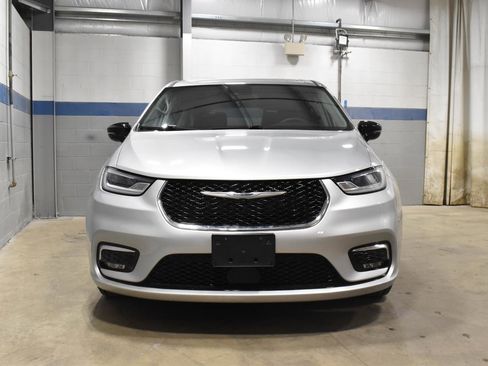 Used 2024 Chrysler Pacifica Touring-L FWD image 30