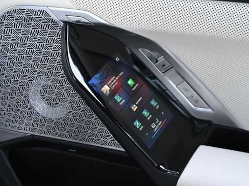 Certified 2024 BMW 760i xDrive w/ Executive Package image 25