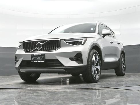 Used 2025 Volvo XC40 B5 Plus image 17