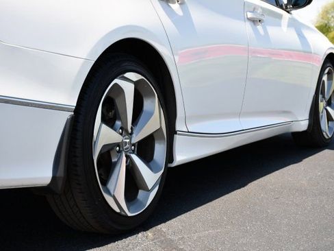 Used 2018 Honda Accord Touring image 9