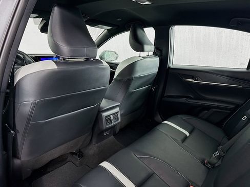 Used 2025 Toyota Camry SE image 27