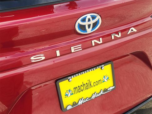 Used 2023 Toyota Sienna Limited FWD image 30