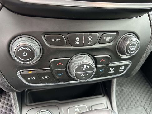 Used 2020 Jeep Cherokee Latitude Plus w/ Comfort/Convenience Group image 29