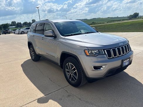 Used 2019 Jeep Grand Cherokee Laredo w/ 18" Wheel & 8.4" Radio Group AWD/4WD image 3