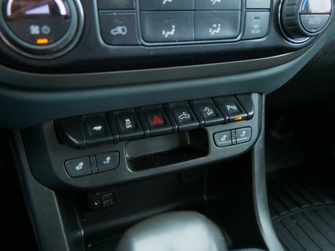 Used 2022 Chevrolet Colorado Z71 AWD/4WD image 30