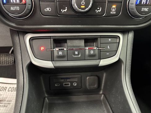 Used 2022 GMC Terrain SLT image 30