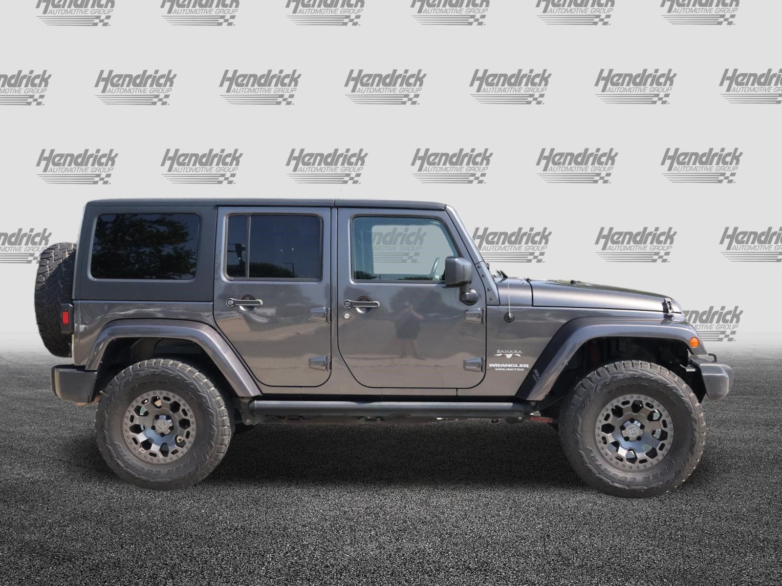 Used 2017 Jeep Wrangler Unlimited Sahara w/ Connectivity Group AWD/4WD image 10