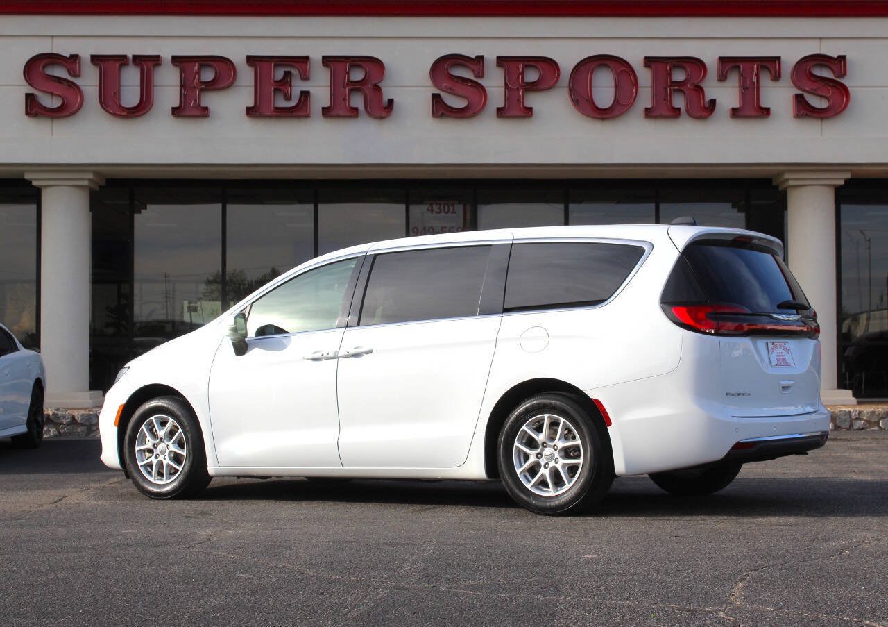 Used 2023 Chrysler Pacifica Touring-L FWD image 5
