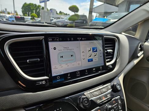 Used 2024 Chrysler Pacifica Touring-L FWD image 22