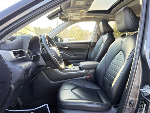 Used 2023 Toyota Highlander XLE image 11