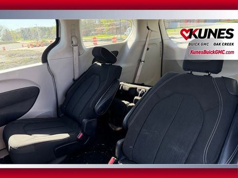 Used 2023 Chrysler Voyager LX FWD image 6