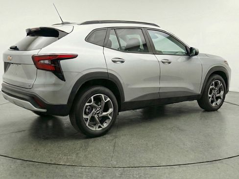 Used 2025 Chevrolet Trax LT w/ LT Convenience Package image 9