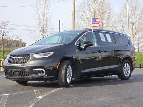 Used 2023 Chrysler Pacifica Touring-L image 18