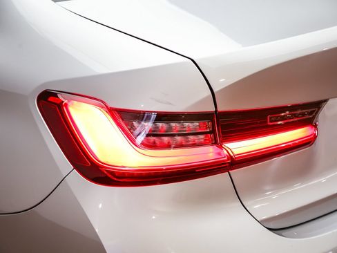 Used 2019 BMW 330i Sedan w/ Convenience Package RWD image 12