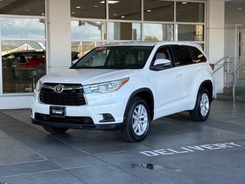 Used 2015 Toyota Highlander LE image 2