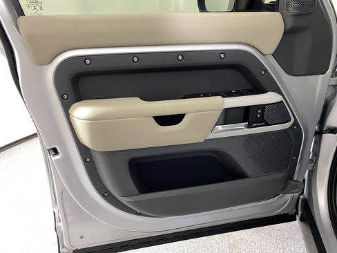 Used 2020 Land Rover Defender 110 SE image 9