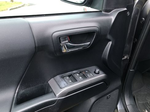 Used 2020 Toyota Tacoma 4x4 Double Cab image 12