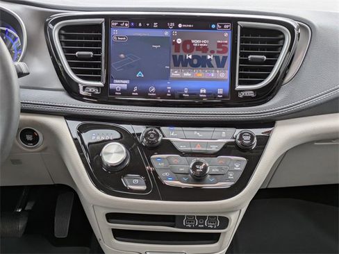 Used 2024 Chrysler Pacifica Select image 22