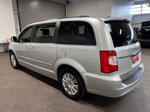 Used 2012 Chrysler Town & Country Limited w/ Luxury Group FWD image 5