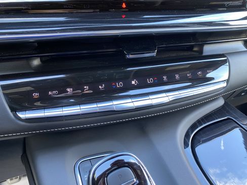 Used 2024 Cadillac Escalade V w/ LPO, ONYX Package image 30