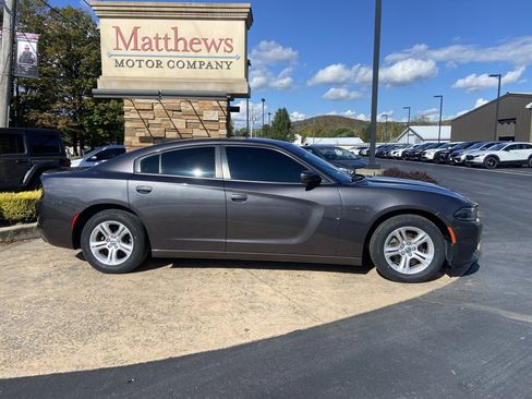 Used 2019 Dodge Charger SXT w/ Leather Interior Group image 4