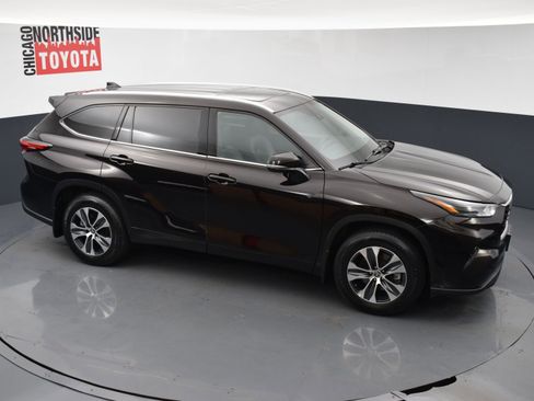 Used 2022 Toyota Highlander XLE AWD/4WD image 25