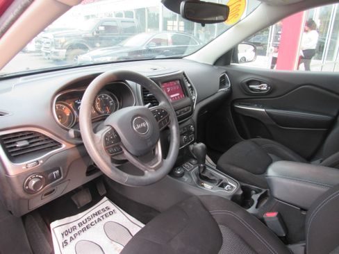 Used 2021 Jeep Cherokee Latitude w/ Mopar Interior Package AWD/4WD image 12
