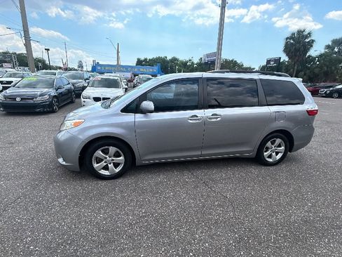 Used 2015 Toyota Sienna LE image 1