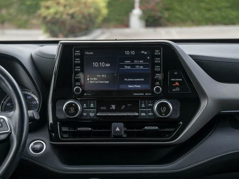 Used 2020 Toyota Highlander LE FWD image 13