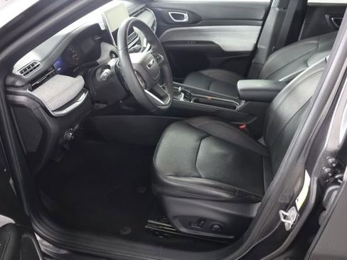 Used 2023 Jeep Compass Latitude image 19