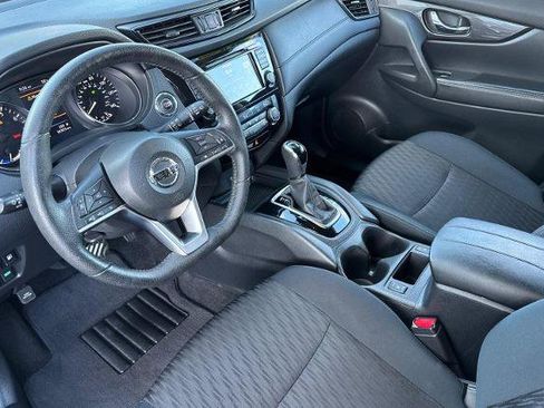 Used 2019 Nissan Rogue SV w/ Premium Package image 2