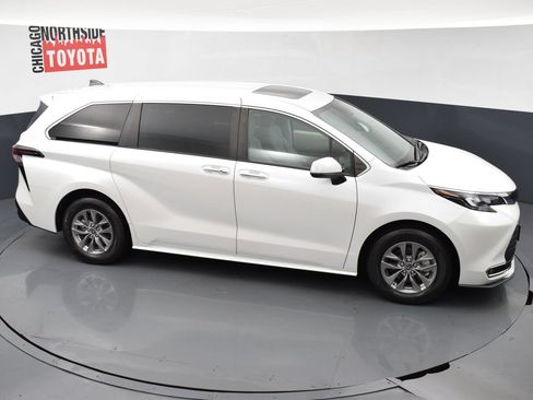 Used 2024 Toyota Sienna XLE FWD image 25